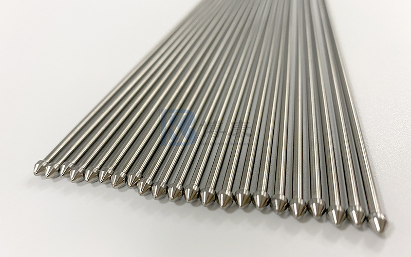 Cum realizează aliajul nichel-titanium un echilibru perfect între absorbția energetică și eliberarea prin interacțiuni la nivel atomic?